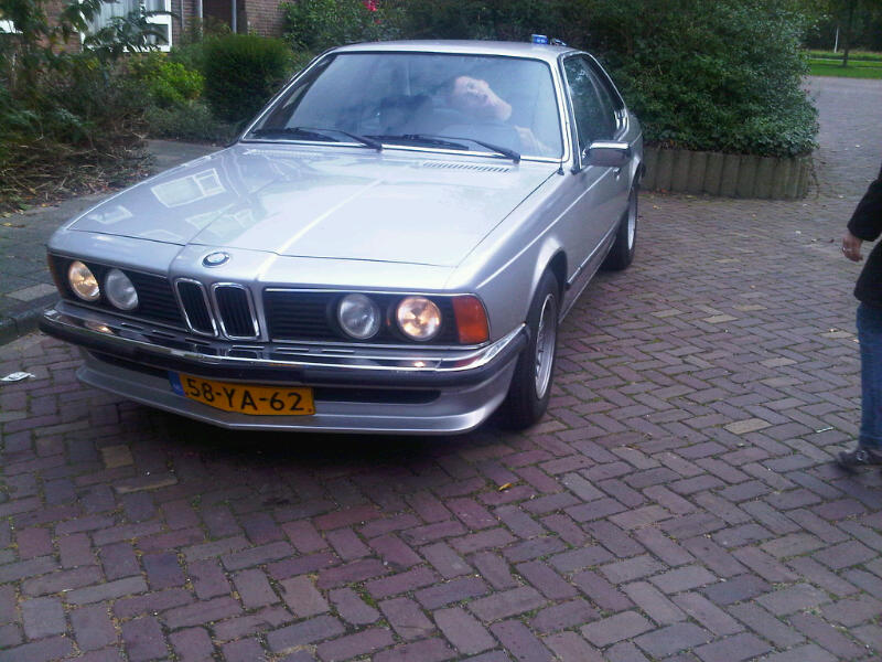 Let niet op de gozer in de auto