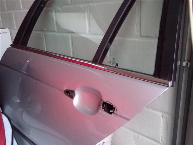 dit is de deur, de chroom strip gaan we demonteren